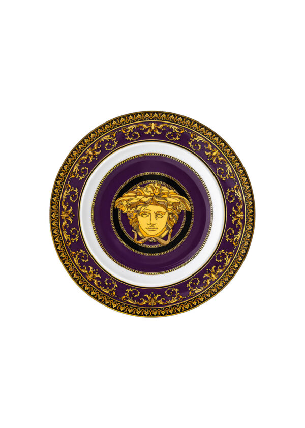 Caratterizzato da un motivo con Medusa centrale, questo pregiato piatto in porcellana è adornato con un inconfondibile bordo Barocco color oro. Il piatto raffinato presenta una palette di colori sui toni del viola.